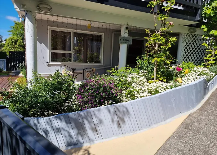 Entire Ground Floor With Full-Privacy And Family-Friendly Popular To Ferry Catchers